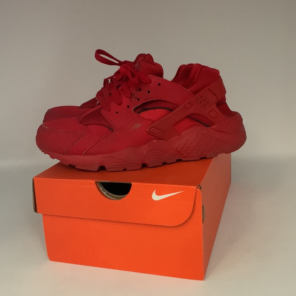 WOMENS/YOUTH, NIKE RED HUARACHE SHOES